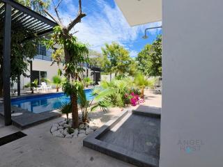 Commercial Zone Studios, Pool, BBQ and Beach 7 Blocks - 2