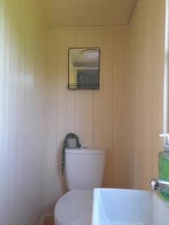 Hill Top Hideaway Shepherds Hut with Hot Tub - Woodham Mortimer - 6