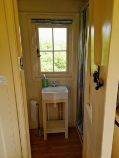 Hill Top Hideaway Shepherds Hut with Hot Tub - Woodham Mortimer - 3