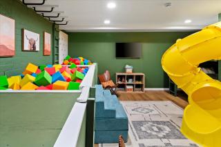 Slide into Fun Pool Games Fire Pit Sport Court - Glendale - 8