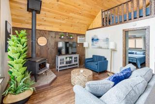 Quaint Loft Cabin w Hot Tub, FirePit, Deck & Grill - Hedgesville - 4