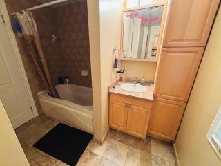 Mississauga Family Suite for 4- 10 minutes to Sheridan, Amazon Warehouse, Plaza, Go - Mississauga - 2