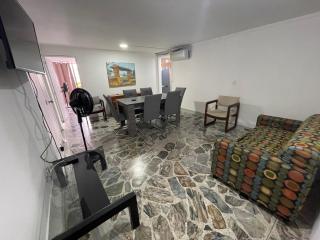 Apartamento cómodo en laureles, grande, céntrico ,bien ubicado Apto203 - Medellín - 0