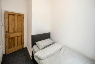 Church View house,2bed,brighouse central location - 9