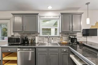 Serene Poolside Family Retreat by Saratoga Stays - Schuylerville - 5
