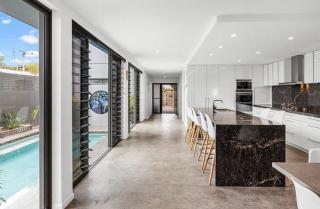 Currimundi luxe house - walk to lake, beach & cafes - Kawana Waters - 9