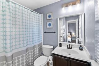 Entire Duplex - 10 Min From Downtown - Sleeps 20 - 6