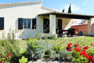 Single storey holiday home with swimming pool - 8