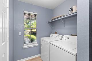 Luxury farmhouse - 10 min from DT - sleeps 10 - 9