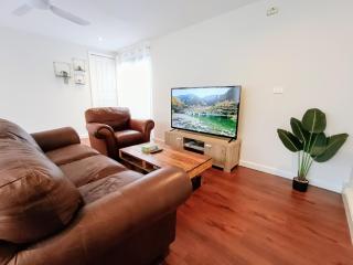 Private room in Shared House-WIFI TV Kitchen Dining Living Laundry Backyard Free Parking - 0