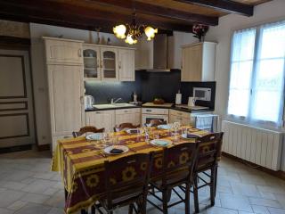 Gîte rénové 19ème siècle, 3 chambres, jardin privé, cheminée, internet, jeux, vélos adultes, parking - FR-1-653-26 - - 6