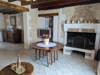 Gîte rénové 19ème siècle, 3 chambres, jardin privé, cheminée, internet, jeux, vélos adultes, parking - FR-1-653-26 - - 2