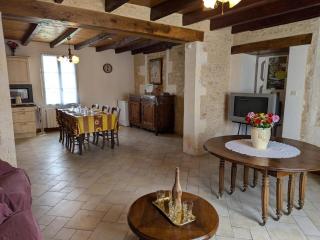 Gîte rénové 19ème siècle, 3 chambres, jardin privé, cheminée, internet, jeux, vélos adultes, parking - FR-1-653-26 - - 1