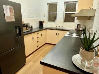 Neat 2 bedroom Apartment, with free parking - South Hedland - 4