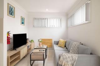 Smart Suites Self Check-in Apartments - Freney Park - 8