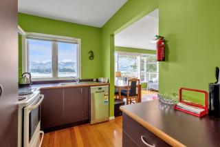 Bayview Beauty - Charteris Bay Holiday Home - Diamond Harbour - 4
