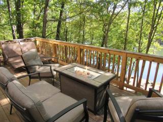 Charming Lakefront Getaway with Hot Tub & Game Room Perfect for Families! - East Stroudsburg - 3
