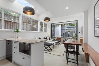 Charming 3-bed Cottage with a Courtyard - Sídney - 7