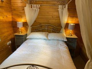 4 bedroom Lodge Hotub-Pool in Surrey UK - 1