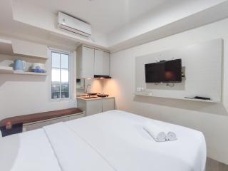 Warm and Cozy Style Studio Room at Paltrow City Apartment By Travelio - Semarang - 3