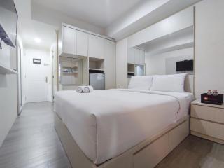 Warm and Cozy Style Studio Room at Paltrow City Apartment By Travelio - Semarang - 1