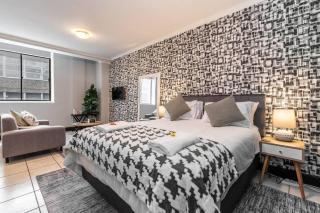 Inner City Gem with Pool, Gym and Parking - Cape Town - 0