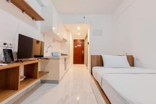 Homey and Warm Studio Room at Sky House BSD Apartment By Travelio - Tangerang - 9