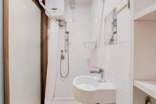 Homey and Warm Studio Room at Sky House BSD Apartment By Travelio - Tangerang - 1