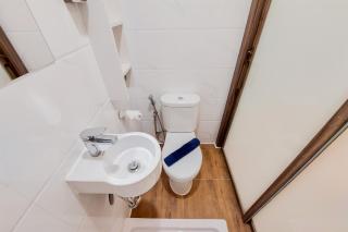 Homey and Warm Studio Room at Sky House BSD Apartment By Travelio - Tangerang - 2