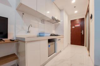 Homey and Warm Studio Room at Sky House BSD Apartment By Travelio - 6