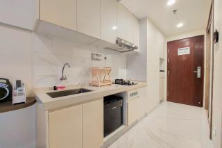 Minimalist Designed and Homey Stay Studio at Sky House BSD Apartment By Travelio - 5