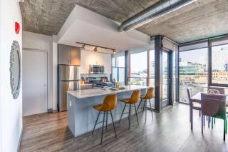 New Sleek 2BR - Perfect Blend of Comfort & Style in Chicago - 5