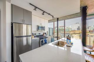 New Sleek 2BR - Perfect Blend of Comfort & Style in Chicago - Chicago - 2