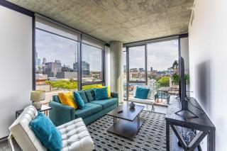 New Sleek 2BR - Perfect Blend of Comfort & Style in Chicago - Chicago - 9
