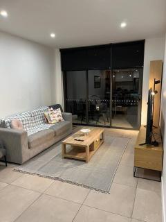 spacious 2 bed 2 bathroom unit in heart Toowong - 0