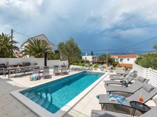 Spacious Apartment in Slatine with Terrace - Trogir - 3