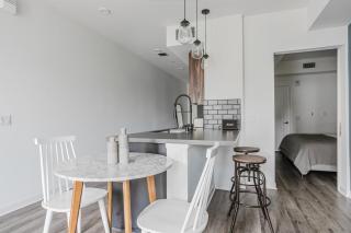 Blueground Long Beach pool courtyard nr shops LAX-1259 - 7