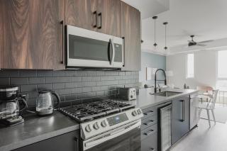 Blueground Long Beach pool courtyard nr shops LAX-1259 - 4