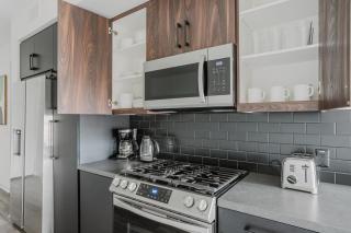 Blueground Long Beach pool courtyard nr shops LAX-1259 - 3