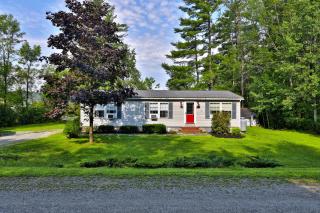 The Bomoseen Bungalow - Vermont Lake House Close to Ski Resorts! Private dock, ski rental ticket deals - Bomoseen - 8