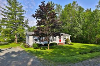 The Bomoseen Bungalow - Vermont Lake House Close to Ski Resorts! Private dock, ski rental ticket deals - Bomoseen - 6