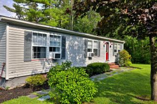 The Bomoseen Bungalow - Vermont Lake House Close to Ski Resorts! Private dock, ski rental ticket deals - Bomoseen - 4