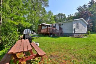 The Bomoseen Bungalow - Vermont Lake House Close to Ski Resorts! Private dock, ski rental ticket deals - Bomoseen - 1