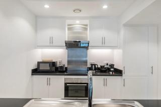 Elegant 1-Bedroom Apartment with Burj Khalifa View - Dubai - 7