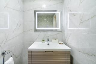 Elegant 1-Bedroom Apartment with Burj Khalifa View - Dubai - 4