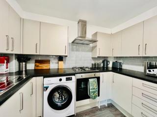 4 Bedroom House in the Heart of Basildon 2 mins to Town Center I Weekly or Monthly Stay Offer I Free Parking I Sleeps 7 - 7