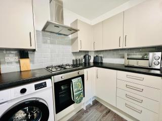 New!! Refurbished 4 Bedroom House in the Heart of Basildon I Weekly or Monthly Stay Offer I Free Parking I Sleeps 7 - Basildon - 3