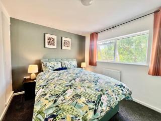 4 Bedroom House in the Heart of Basildon 2 mins to Town Center I Weekly or Monthly Stay Offer I Free Parking I Sleeps 7 - 9