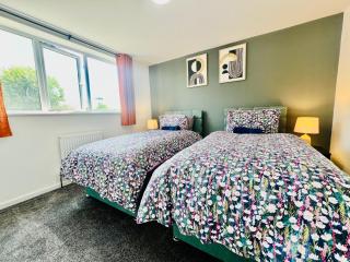 New!! Refurbished 4 Bedroom House in the Heart of Basildon I Weekly or Monthly Stay Offer I Free Parking I Sleeps 7 - Basildon - 8