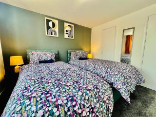 New!! Refurbished 4 Bedroom House in the Heart of Basildon I Weekly or Monthly Stay Offer I Free Parking I Sleeps 7 - Basildon - 2